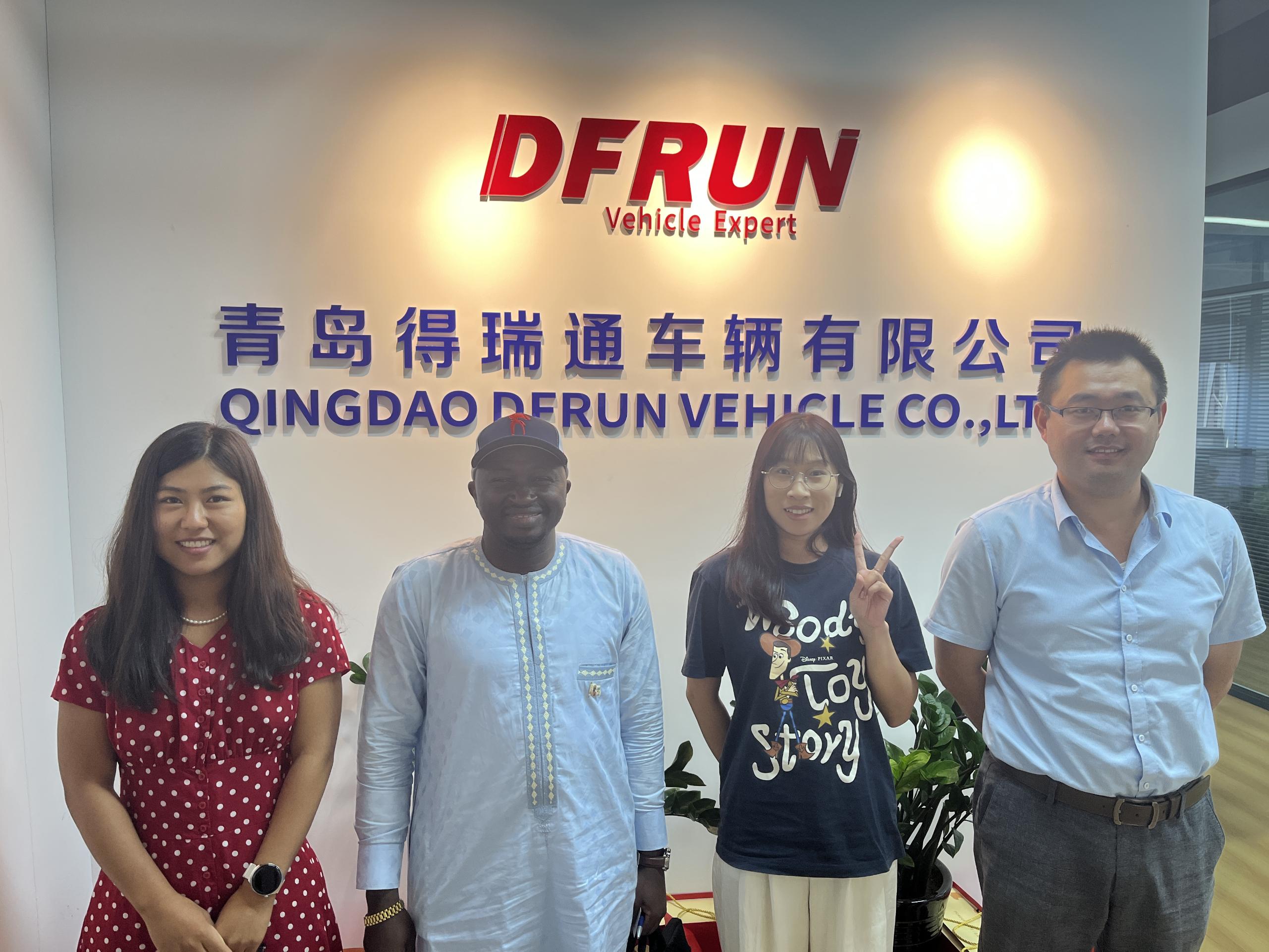 La visite chez DFRUN Vehicle du client malien : Renforcer la coopération, doubler la commande